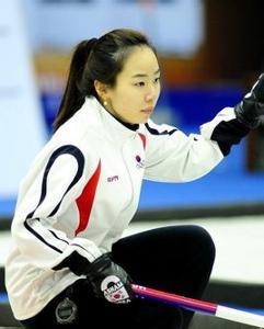 金智善,韩国冰壶女队四垒.于2011年11月与中国冰壶男队的徐晓明结婚.