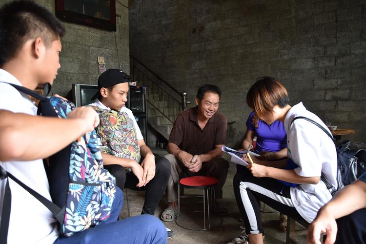 实践团分队访问村民进行调研