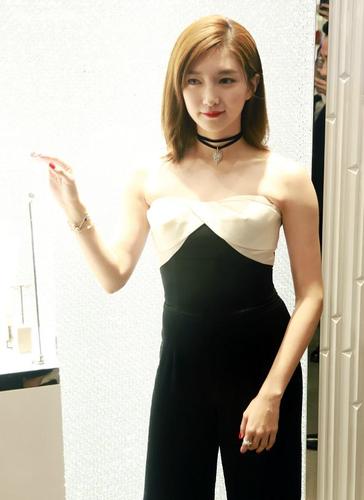 168江疏影与171金晨同穿连体裤,才知道"没腰"的身材更