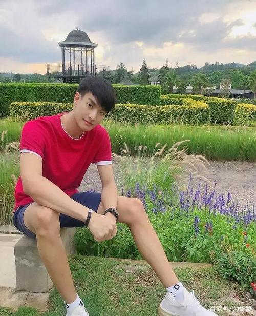 组图:穿着红色t恤的帅气小奶狗,满脸胶原蛋白的青春型男帅哥!