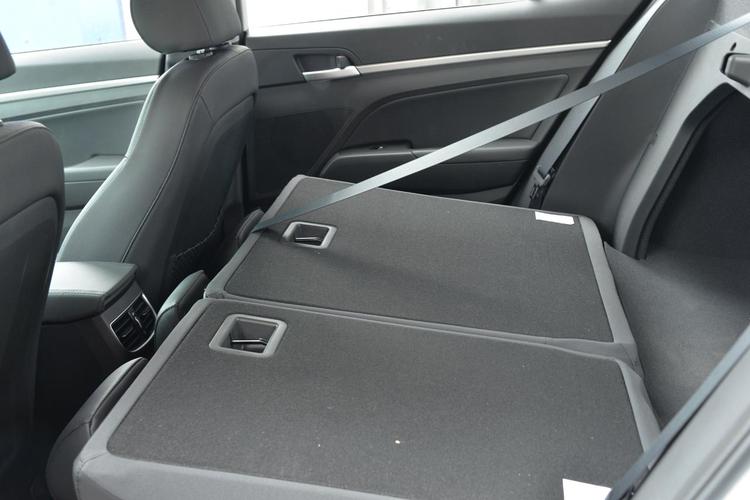 现代领动的后排座椅可进行4/6的比例放倒,车主可根据后排