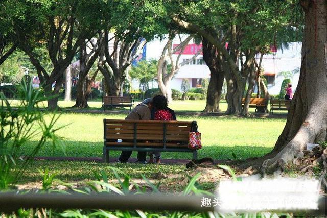 和未婚妻在公园约会一怪小孩偷偷塞我张纸条看完我立马报了警