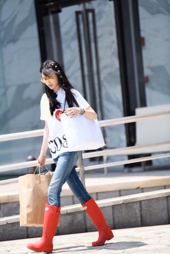 郑爽夏日机场街拍,转变风格走帅气风,这样的小爽太a了