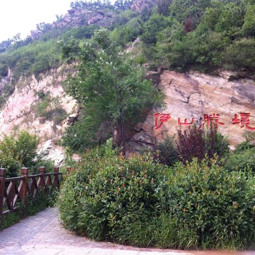 距连云港市区约30公里,属泰山支脉锦屏山的余脉,诞生于太古代,距今