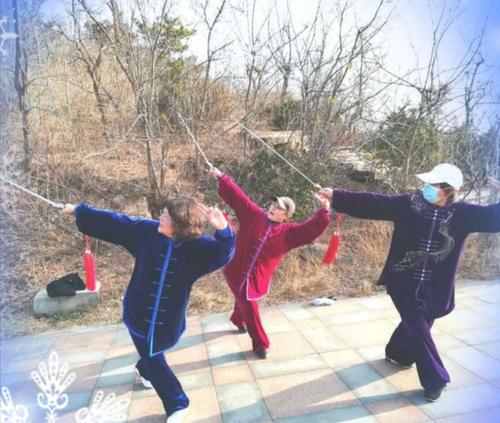 半山腰,有几位晨练者在舞剑.剑闪着银光,映着朝霞,格外亮眼.