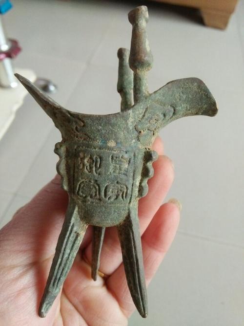 青铜爵上刻有人物和皇家御贡字样的是哪个朝代出的.