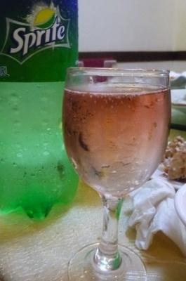 健康美容 红酒兑雪碧 易醉更伤身           在葡萄酒中加入雪碧