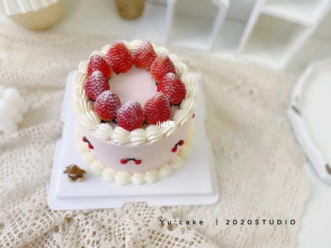 草莓蛋糕#复古蛋糕#樱桃蛋糕#女生蛋糕 原本是想放个小熊来的_蛋糕