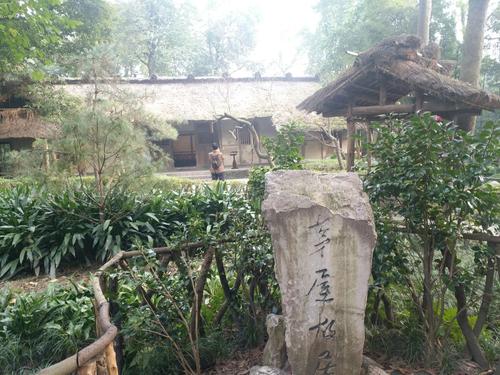 这里就是杜甫所说的茅屋."八月秋高风怒号,卷我屋上三重茅"