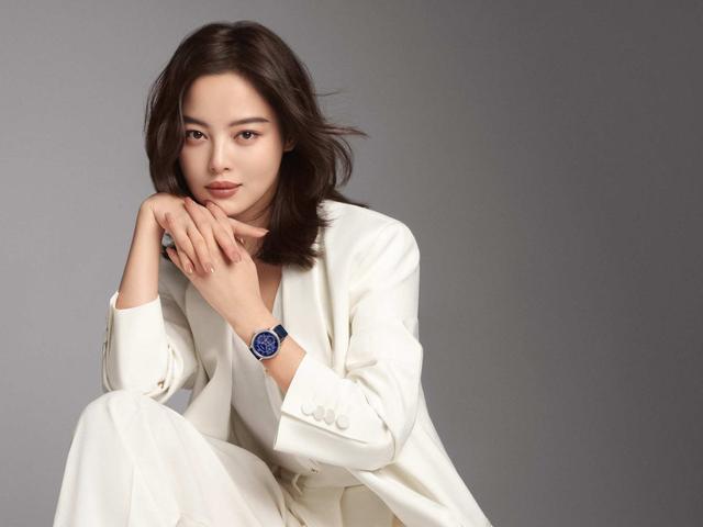 时尚广州新媒体万宝龙品牌大使辛芷蕾自信演绎宝曦系列腕表新作