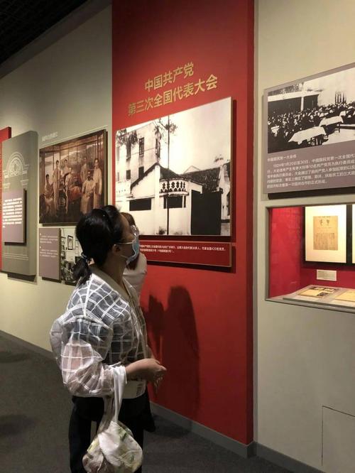 深入学习党史,传承红色基因---东高地一小党员参观首都博物馆建党百年