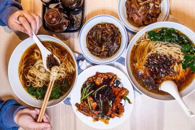 如果说本帮浇头面在上海滩不稀奇的话,那么这碗 几乎全上海只此一家的