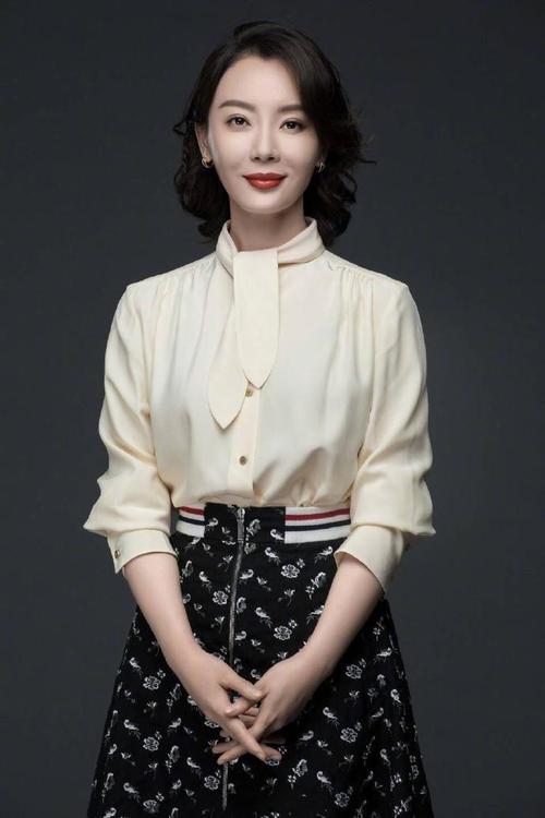 娱乐圈中既漂亮又知性的女星:戚薇王丽坤上榜,你觉得谁更美?
