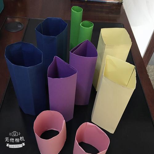 把纸张分别折成三棱柱,圆柱体,长方体,长方体,八棱柱,并用胶布粘好!