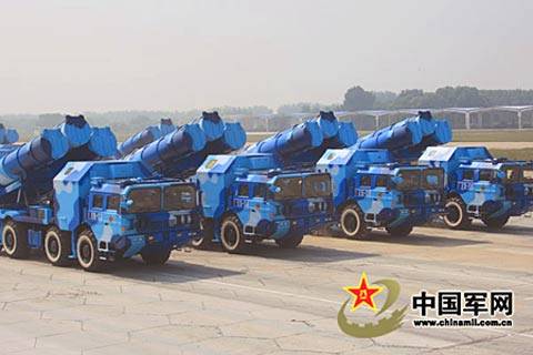 王震所在的装备第19方队:海军鹰击-62 岸舰导弹发射车方队