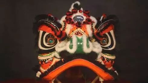 随着时代的进步,佛山狮头的造型,色彩,装饰和扎作工艺不断进步,变得