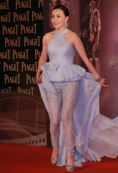 刘嘉玲的"透视裤"才厉害,54岁身材比例