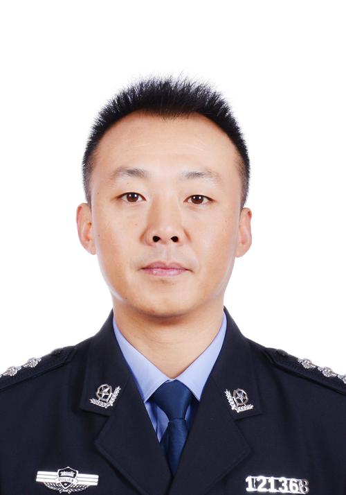 姓名:冯斌 职务:案件侦办中队中队长 警号:121368