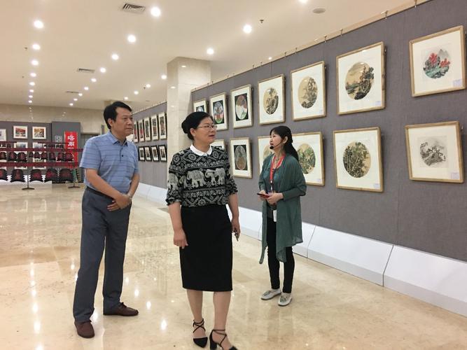 区政府副区长闫利明指导视察山阳区中小学生美术作品展