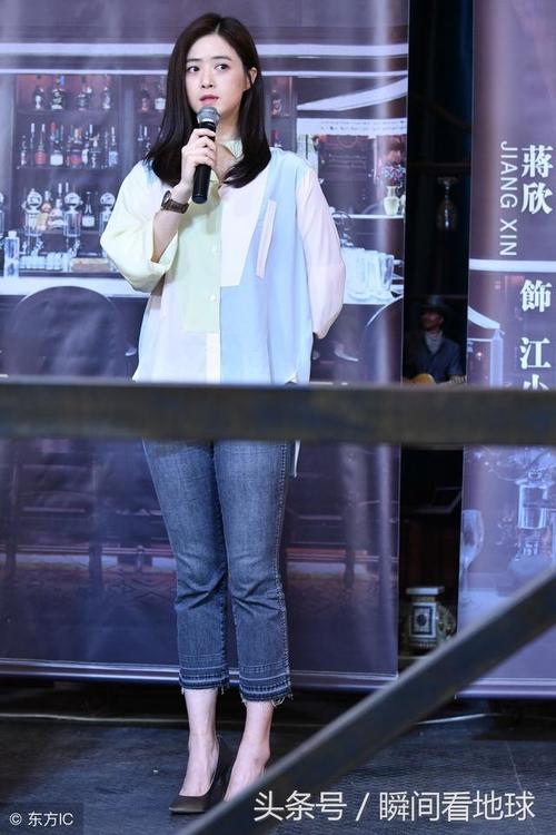 蒋欣,脚踩高跟鞋,她气质风采不减