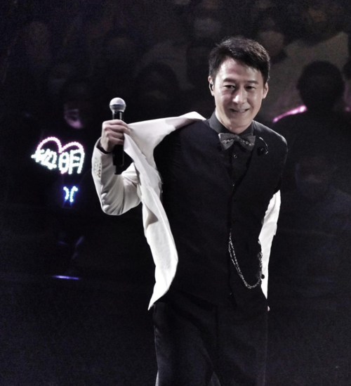 黎明一如既往地绅士,穿着一身黑色正装,戴着领结,外加白色西装,脱外套