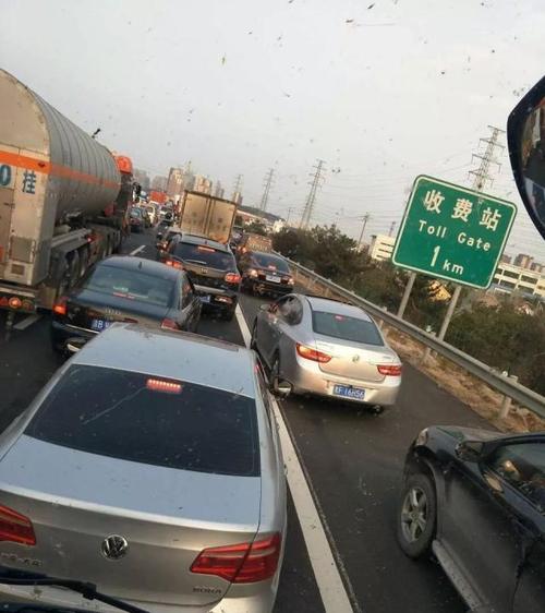 烟台多处高速收费站堵车"行进难",究竟是啥原因!