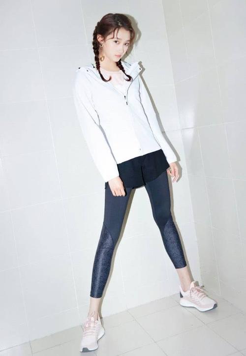 关晓彤穿一条普通的紧身裤就能凹出牙签腿长腿太逆天了