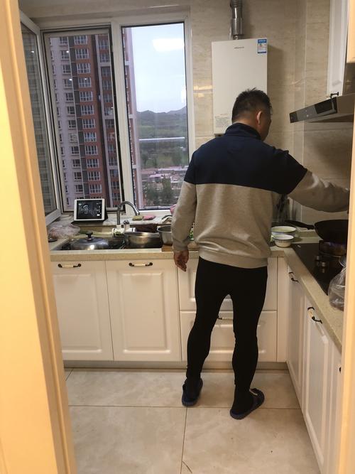 今天是父亲节,翻了翻照片,居然发现爸爸做饭的背影是最帅的.