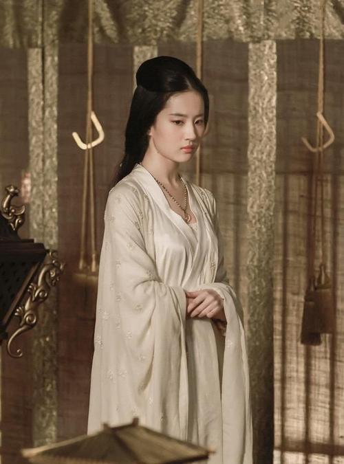 刘亦菲《铜雀台》灵雎,红衣如血白衣似雪,楚楚可人却藏硬骨