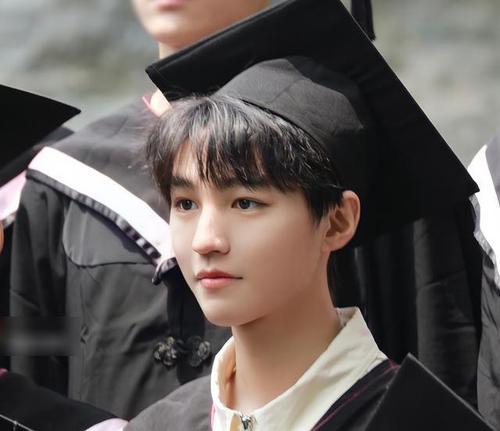 王俊凯真人长啥样回北电拍毕业照被偶遇生图状态看呆我了