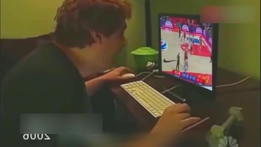 看完周琦发球后,小伙子一拳把电脑屏幕打穿了!