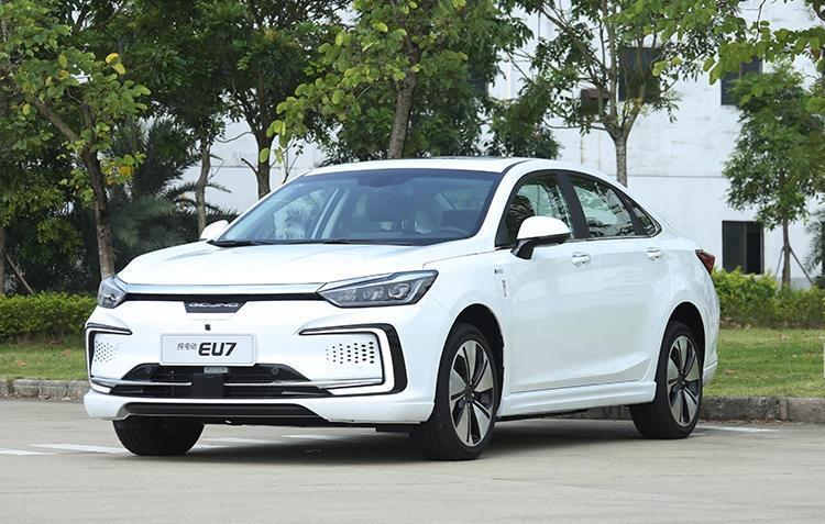 eu7 定位为中型纯电动轿车,车身尺寸为   805 /   835 /   528 mm