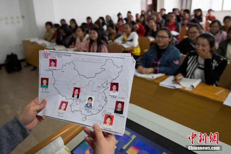 学生的姓名和照片根据籍贯标注在a4纸大小的中国地图上,形式充满创意