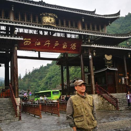 一走进西江千户苗寨,寨门前广场上盛大隆重的苗家迎宾仪式让我们瞠目