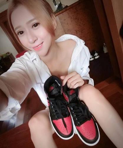 ajgirl = 伤肾?台湾妹妹穿上球鞋果然更性感!