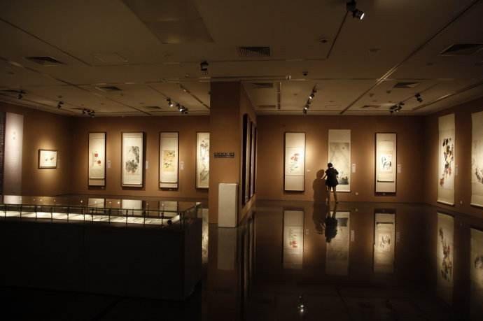 下辟齐白石纪念馆,将北京画院所藏的齐白石作品分为十个系列专题陆续