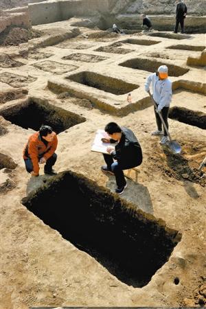 3月17日,考古人员在河南焦作商周文化遗址现场发掘清理.