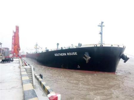 10万吨满载油轮首次靠离泊浙石化油品码头(附图)