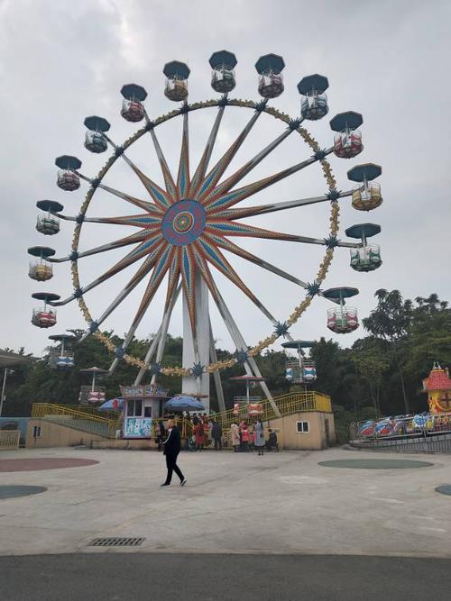 发现王国的摩天轮没有酒城乐园的大.