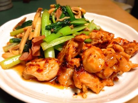 炒鸡肉和komatsuna和蘑菇