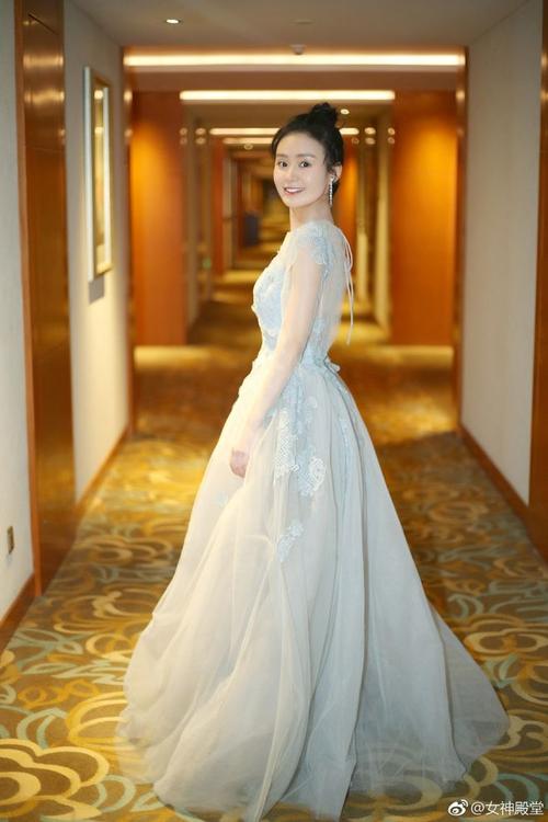 郑合惠子# 亮相小资风尚盛典,呆萌丸子头搭配深邃的灰蓝色纱裙,今日