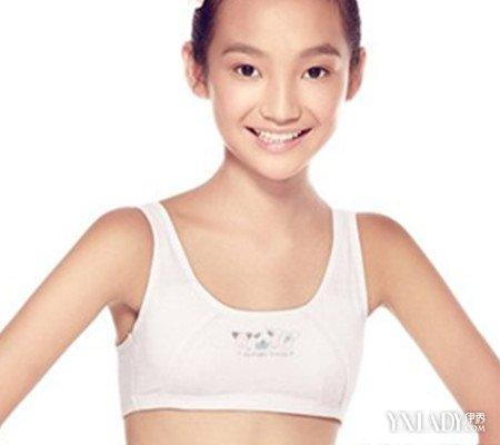 女孩子9岁到11岁期间,胸部特征微微有些…… 女孩儿青春