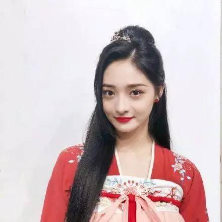 20岁周洁琼和24岁鞠婧祎同台争艳,二人一不小心暴露了
