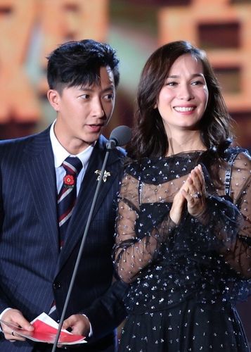 韩庚卢靖姗公开恋情