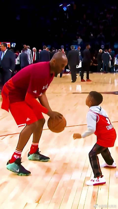 有爱回忆科比周一次全明星赛上单挑保罗儿子