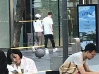 赵丽颖冯绍峰同框正面照曝光,并肩购物再被偶遇,网友