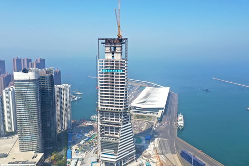 山东港口大厦项目屋顶钢结构施工完成