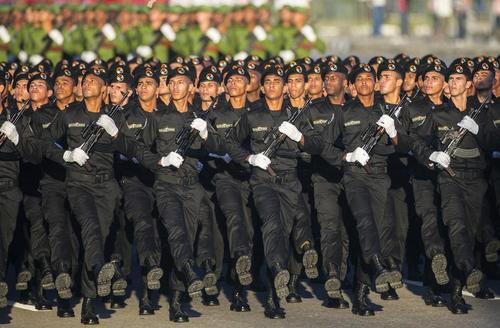 组图:古巴建军60周年阅兵场面宏大