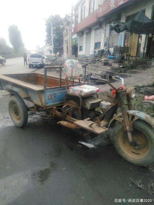 随着新中国的发展,慢慢的农村开始有个农用三轮车,飞彩牌,那时候家里