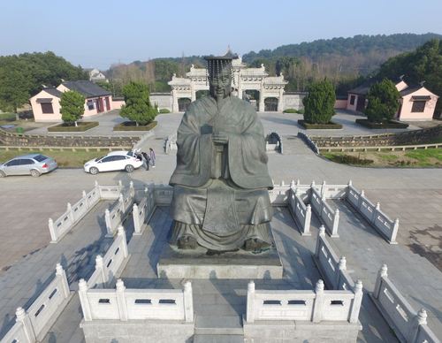 泰伯像